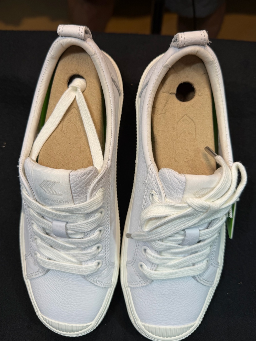 Cariuma White Leather Sneakers ladies 8, menโs 6.5
